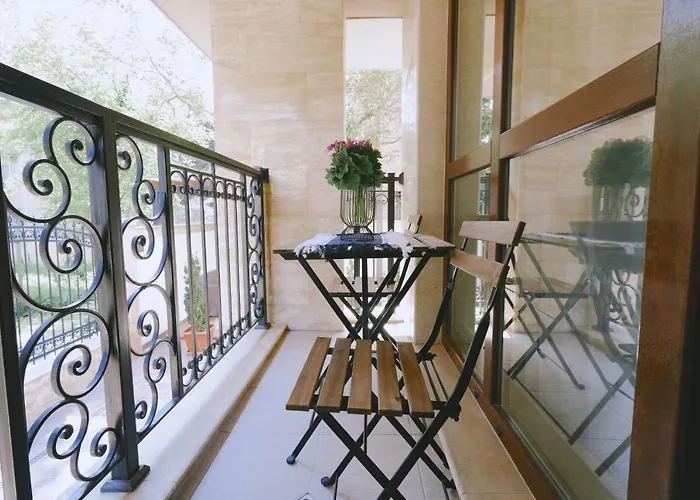 Centre - Two Bedroom דירה